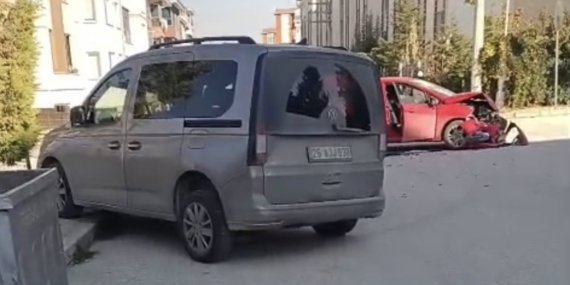 Eskişehir’de hafif ticari araçla çarpışan otomobilin önü parçalandı