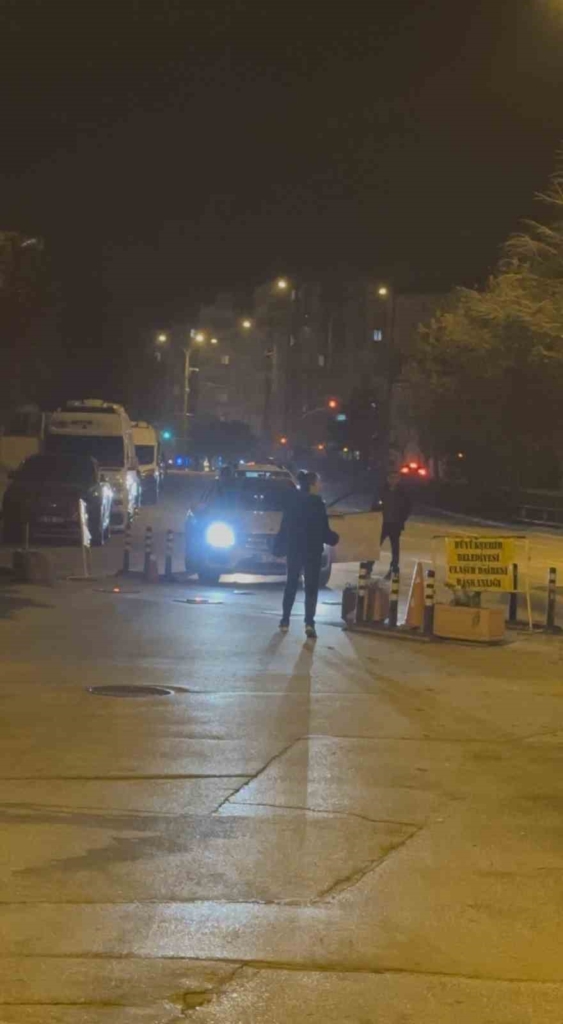 Kadın sürücü trafikte tartıştığı motosikletlinin üzerine yürüdü