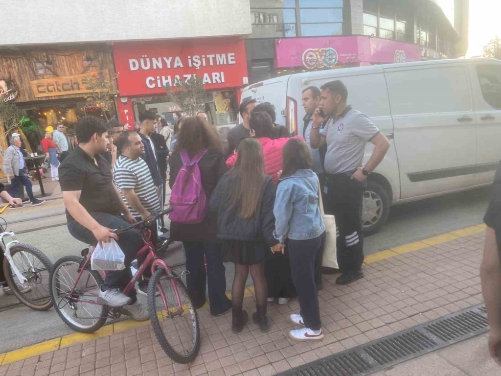 Eskişehir’de scooter ile araç çarpıştı: Çevredeki vatandaşlar yardıma koştu