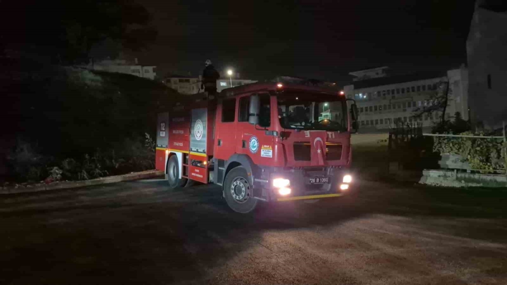 Gençler traktör lastiğini yakarak yangın çıkardı