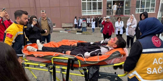 Tavşanlı’da liselilerden gerçeğini aratmayan deprem tatbikatı