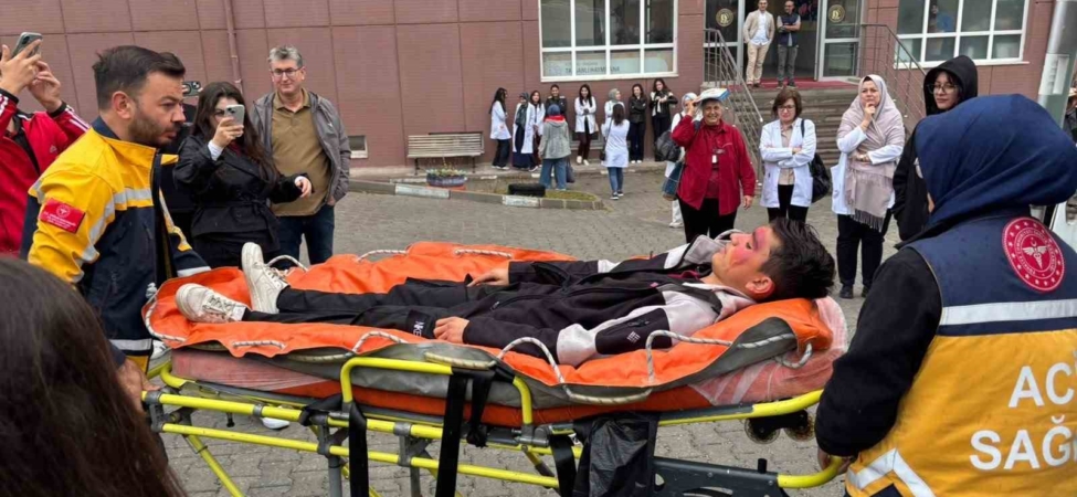 Tavşanlı’da liselilerden gerçeğini aratmayan deprem tatbikatı