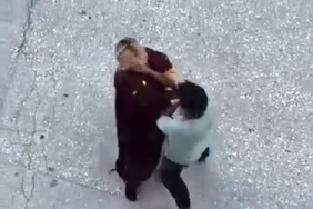 Cadde ortasında boğazını sıktığı kadını yerde sürükledi