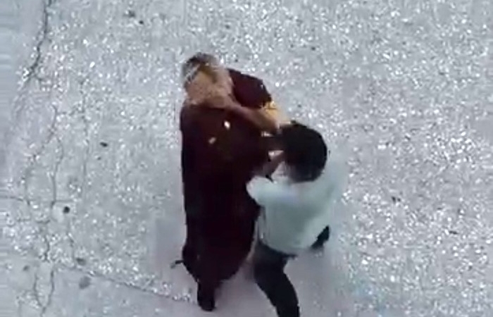 Eskişehir’de kadını boğazını sıkarak yerde sürükledi