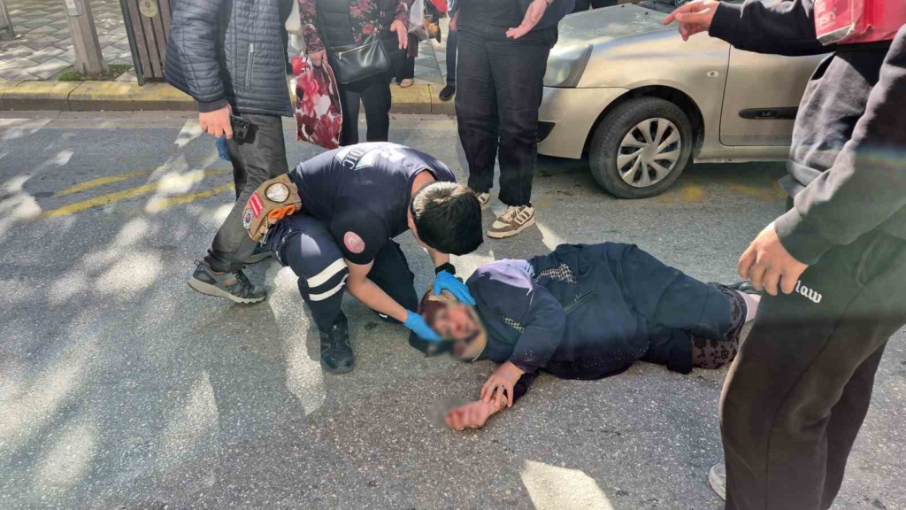 Yaşlı kadına çarpan gencin panik anları