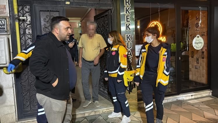 Alkollü şekilde ocağa makarna koyup uyuyakaldı, kendisini yangından kurtaran ekiplere "Borcum ne kadar?" diye sordu