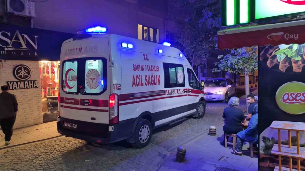 Kontrolden çıkan otomobil bankta oturan 2 çocuğa çarptı