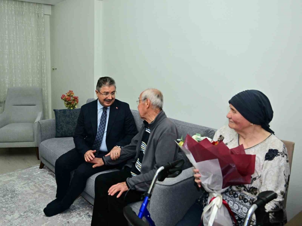 Vali Yılmaz’dan yaşlı vatandaşın evine anlamlı ziyaret