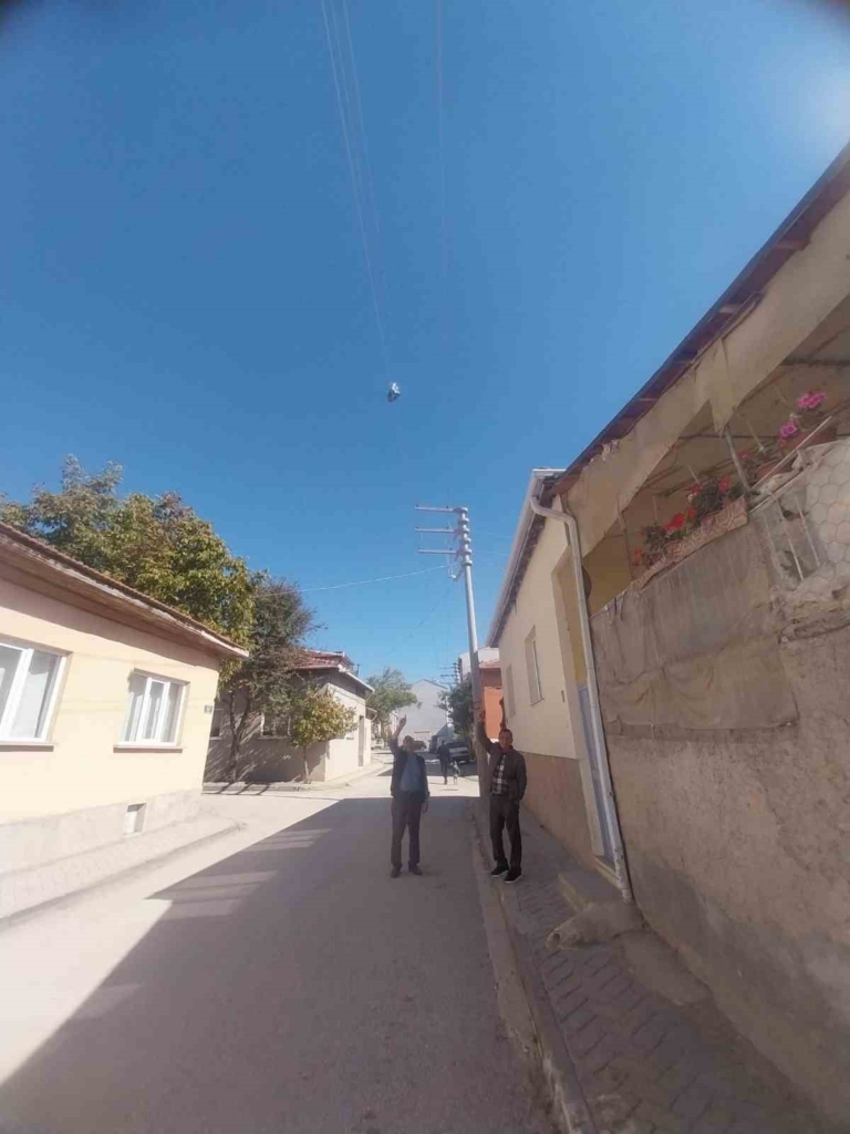 Yıllardır elektrik telinde duran bir çift botun sırrı çözülemiyor