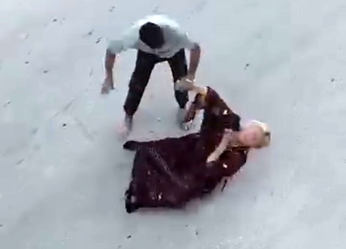 Cadde ortasında boğazını sıktığı kadını yerde sürükledi