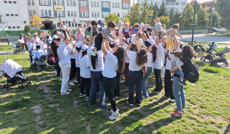 Eskişehir’de 75 anne aynı anda bebekleriyle birlikte egzersiz yaptı