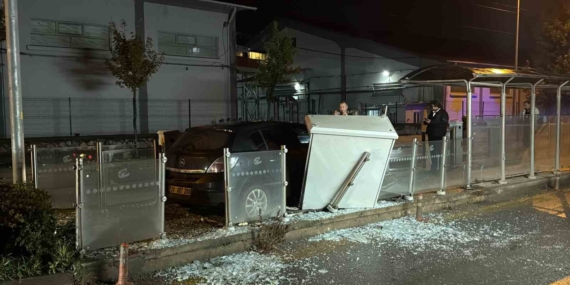 Eskişehir’de otomobil tramvay durağına daldı: 1 yaralı