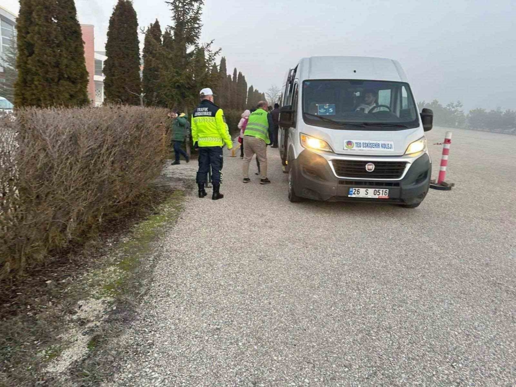 Eskişehir’de jandarmadan okul çevreleri ve servislere yönelik denetim