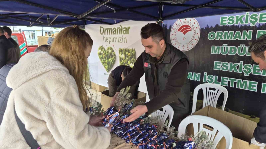 Eskişehir’de Cumhuriyet’in 103’üncü yılına özel bin 103 lavanta fidanı dağıtıldı