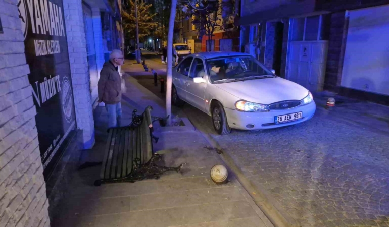 Eskişehir’de otomobil bankta oturan 2 çocuğa çarptı