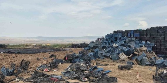 Eskişehir’de çıkan yangında binlerce plastik kasa yandı