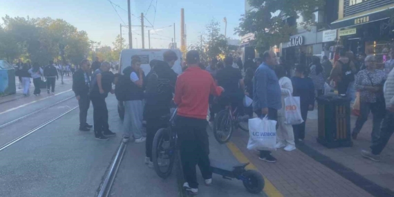 Eskişehir’de tramvay yolunda scooter ile otomobil çarpıştı