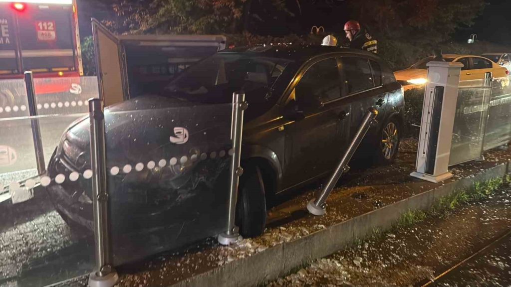 Eskişehir’de otomobil tramvay durağına daldı: 1 yaralı