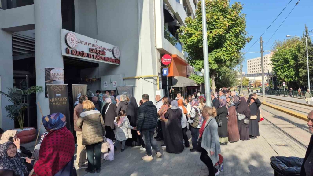 Mukaddes emanetleri görebilmek için metrelerce kuyruk oluşturdular