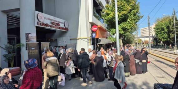 Mukaddes Emanetler Sergisi için Eskişehir’de metrelerce kuyruk