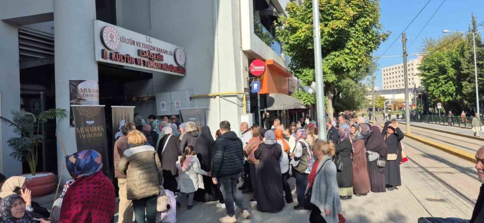 Mukaddes emanetleri görebilmek için metrelerce kuyruk oluşturdular