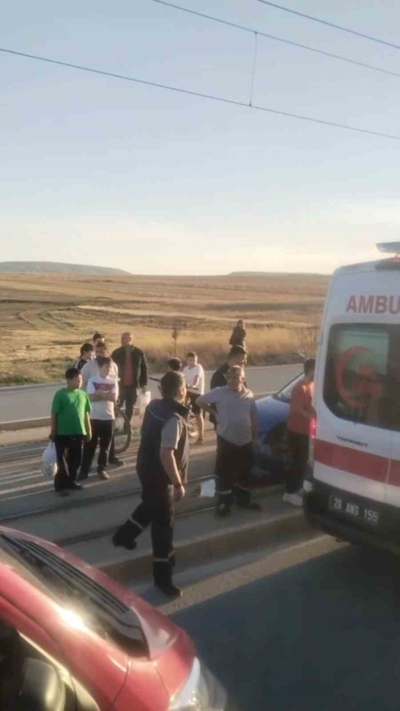 Eskişehir’de tramvay yolu üzerinde araç kazası: Seferler aksamalı yapılıyor