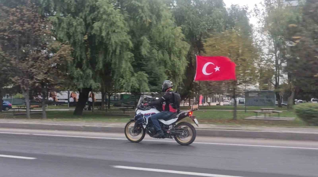 Motosikletinin arkasına astığı Türk bayraklarıyla çevre yolunda ilerledi
