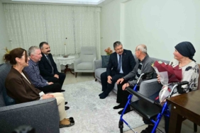 Vali Yılmaz’dan yaşlı vatandaşın evine anlamlı ziyaret