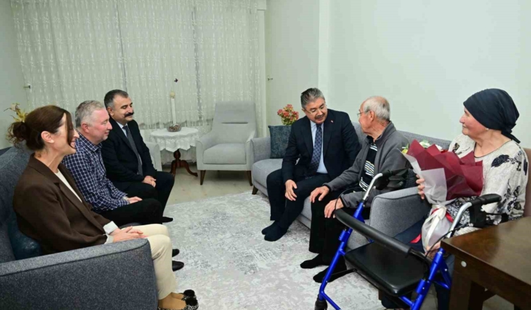 Vali Yılmaz, Dünya Yaşlılar Günü’nde Erdoğan ailesini ziyaret etti