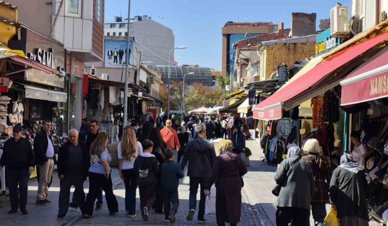 Eskişehir’de güneş yüzünü gösterdi, çarşıda adım atacak yer kalmadı
