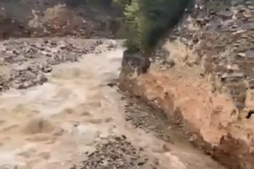 Derede heyelan anı kameraya yansıdı