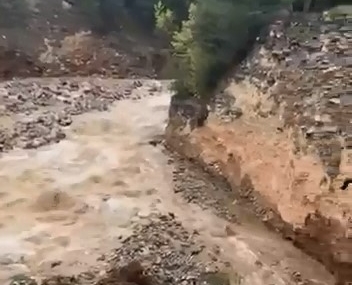 Derede heyelan anı kameraya yansıdı