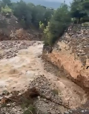 Derede heyelan anı kameraya yansıdı