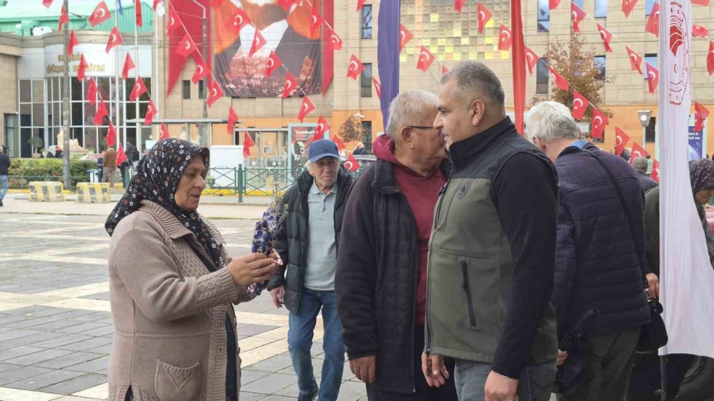 Eskişehir’de Cumhuriyet’in 103’üncü yılına özel bin 103 lavanta fidanı dağıtıldı