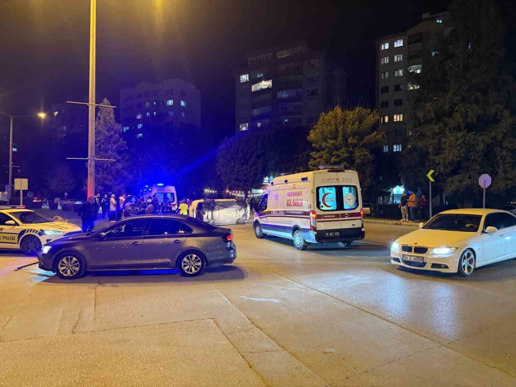 Eskişehir’de 2 otomobil çarpıştı, 1’i yan yattı