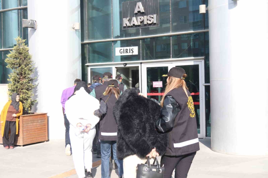 Eskişehir merkezli 5 ildeki fuhuş operasyonunda yakalanan 17 şüpheli adliyeye sevk edildi
