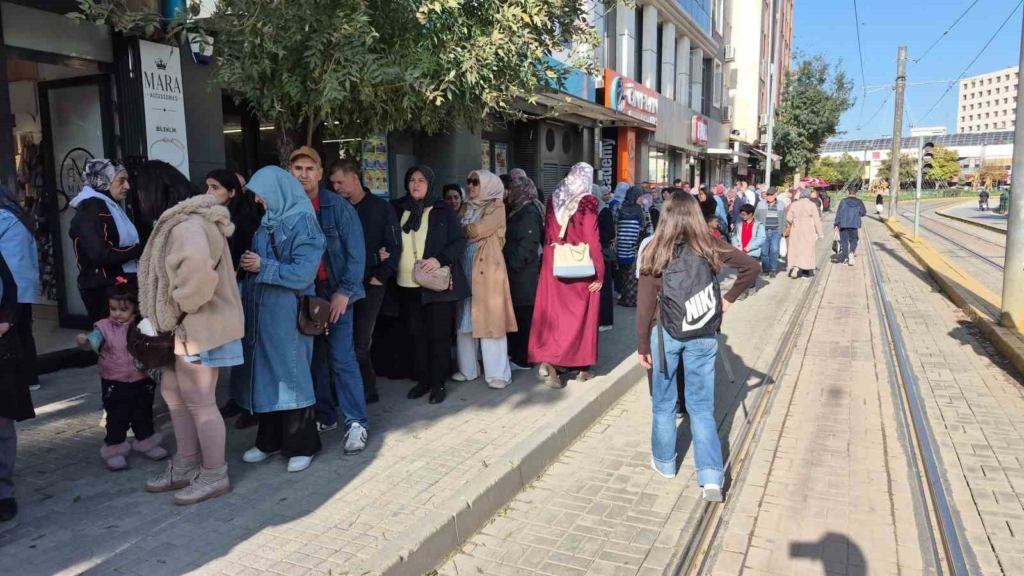 Mukaddes emanetleri görebilmek için metrelerce kuyruk oluşturdular