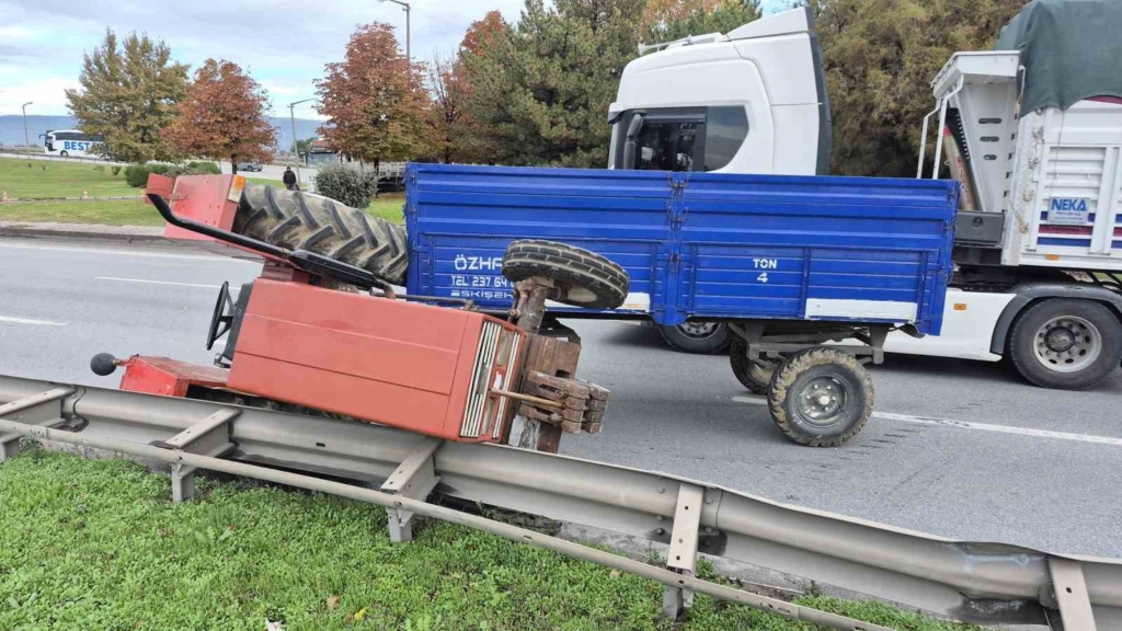 Sürücüsünün kontrolünden çıkan traktör orta refüje devrildi