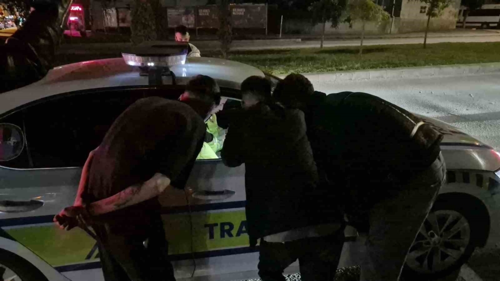 200 bin TL ceza yiyen sürücünün arkadaşları araç önünde plaka ile kameralara poz verdi