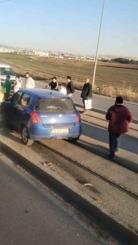 Eskişehir’de tramvay yolu üzerinde araç kazası: Seferler aksamalı yapılıyor