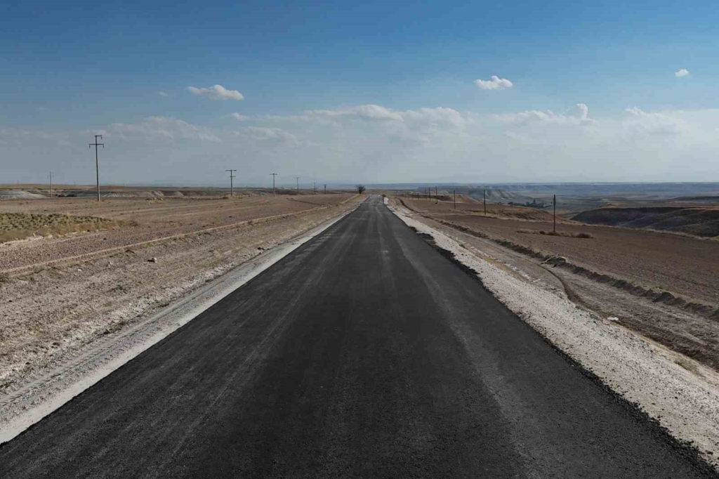 Sivrihisar-Çeltik bağlantı yolunda asfalt çalışmaları devam ediyor
