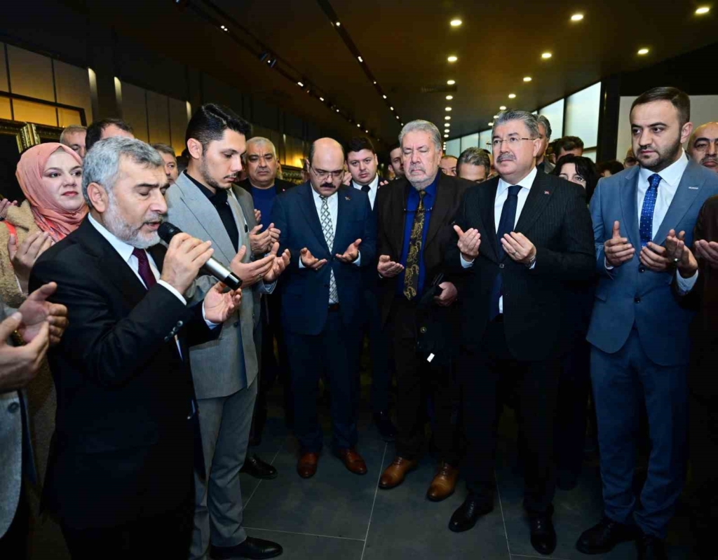Mukaddes Emanetler ve Kâbe Örtüleri Sergisi açıldı