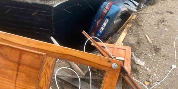Eskişehir’de kontrolden çıkan otomobil inşaatın temeline uçtu