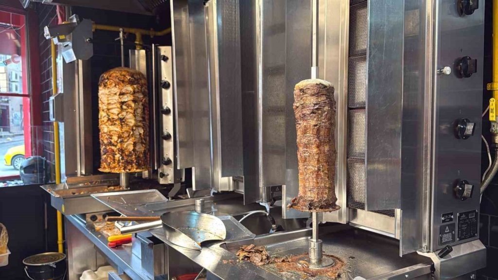 Sütlaca kadar yediler bin 950 TL hesabı ödemeyip çitten atlayarak kaçtılar