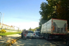 Sürücülerin zor anları: Sokakta ters yöne girdi, kaza ramak kala önlendi