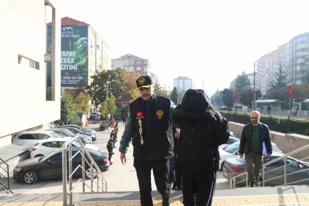 Eskişehir merkezli 5 ildeki fuhuş operasyonunda yakalanan 17 şüpheli adliyeye sevk edildi