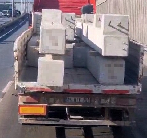 Eskişehir Çevreyolu’nda kamyondaki tonluk beton bloklar bağlanmadan taşındı