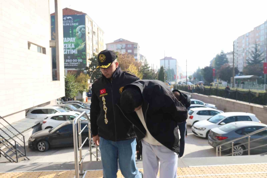 Eskişehir merkezli 5 ildeki fuhuş operasyonunda yakalanan 17 şüpheli adliyeye sevk edildi