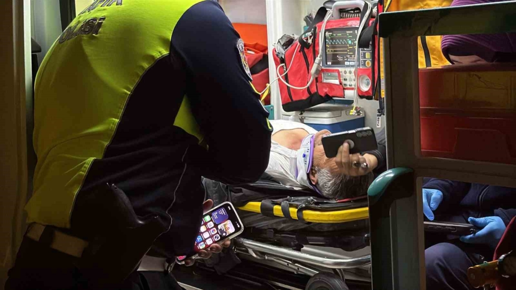 Eskişehir’de otomobil tramvay durağına daldı: 1 yaralı