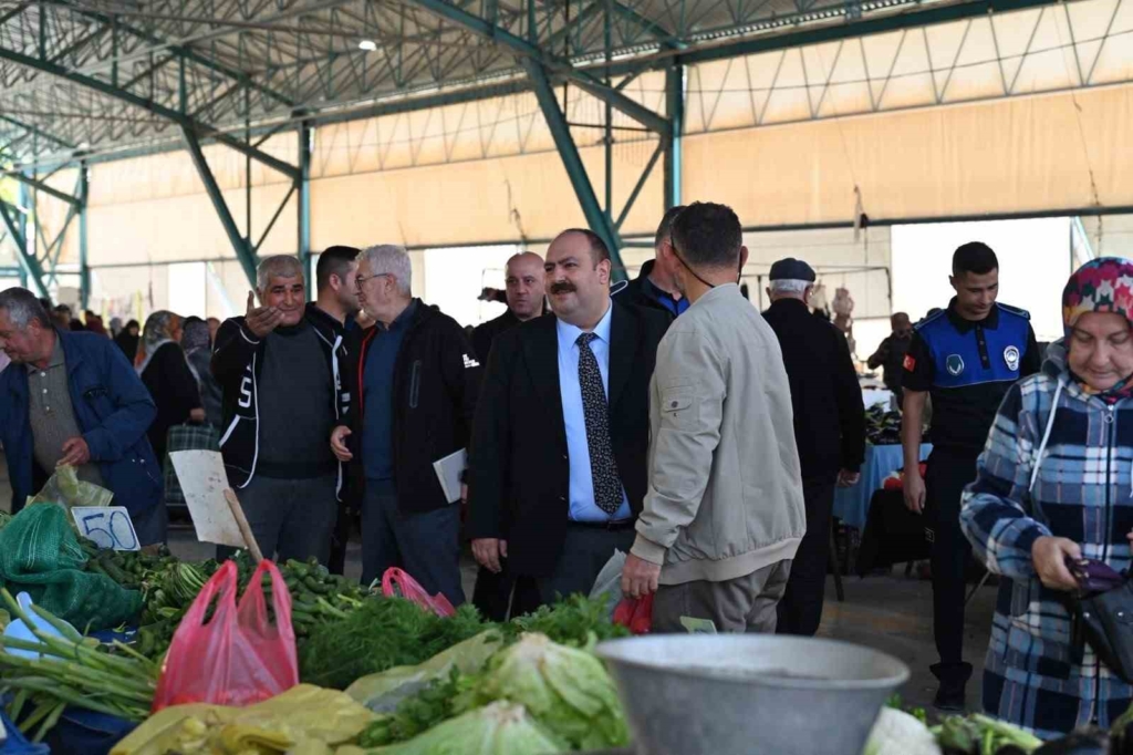 Başkan Hamamcı pazarda esnaf ve vatandaşlarla buluştu
